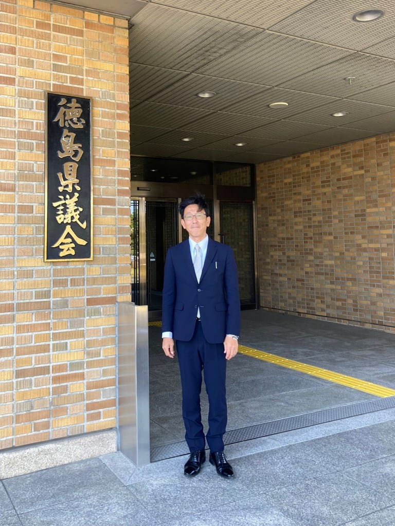 徳島県議会案内横で