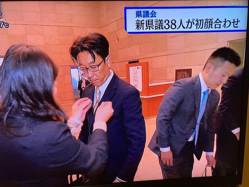 議員バッチをつけていただく