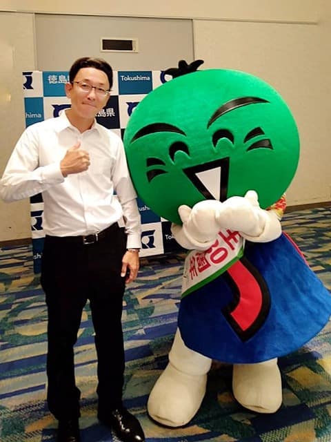 すだちくんと記念撮影